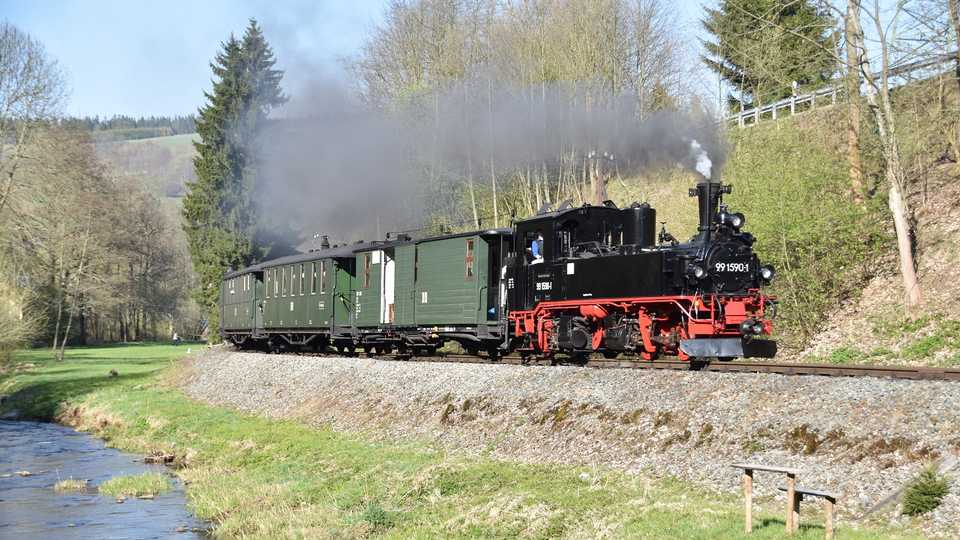Die Lok 99 1590-1 wird zu Ostern 2022 vorerst letztmalig im Einsatz zu erleben sein - hier ist sie mit ihrem Zug kurz vor dem Haltepunkt Wildbach unterwegs.