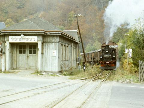 Bis zum 21. November 1986 fand auf dem Streckenabschnitt zwischen Wolkenstein und Niederschmiedeberg noch regelmäßiger Güterverkehr zur Versorgung mit Materialien und zum Abtransport produzierter Kühlschränke vom dkk-Werk in Niederschmiedeberg statt.