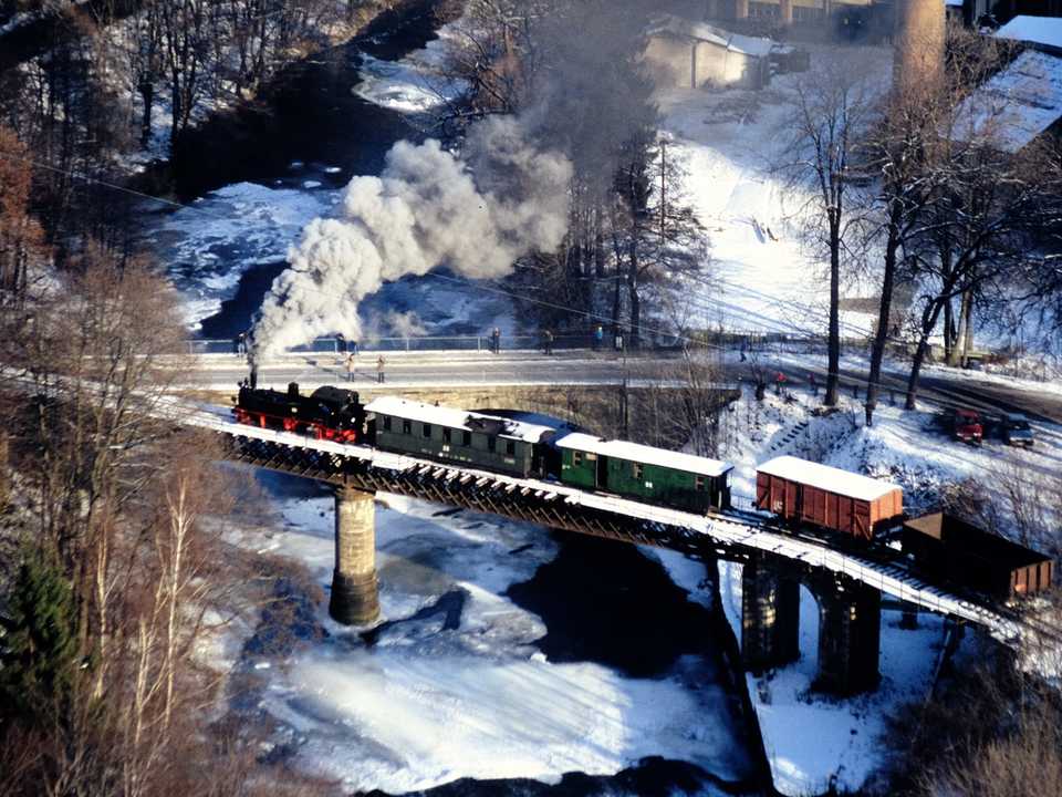 Unzählige Male pendelte der kurze Zug in unterschiedlicher Zusammenstellung zwischen Papierfabrik und Bahnhof über die große Zschopaubrücke.