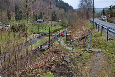 Die Unfallstelle und der verunfallte Pkw auf dem Bahnsteig des Haltepunktes Wildbach.