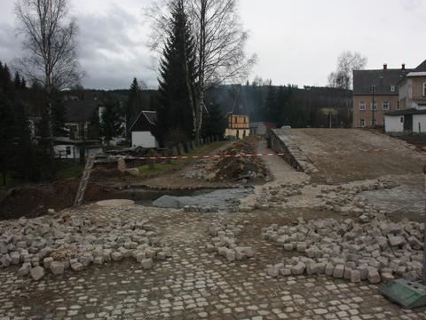 Die Ladestraße in Jöhstadt ist durch Tiefbauarbeiten momentan nicht befahrbar.