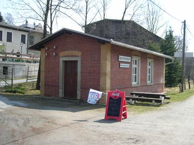 Das Bahnhofsgebäude in Oberschmiedeberg wurde durch den Verein IG Preßnitztalbahn e.V. fachgerecht saniert und wieder mit den früheren Stationsschildern ausgestattet.