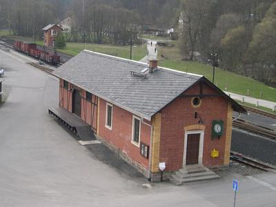 Das Stationsgebäude in Steinbach bietet eine Kombination aus Warte- und Schalterraum für die Reisenden, einen Dienstraum für die Eisenbahner sowie einen Güterboden mit Laderampe am Gleis und an der Straße.