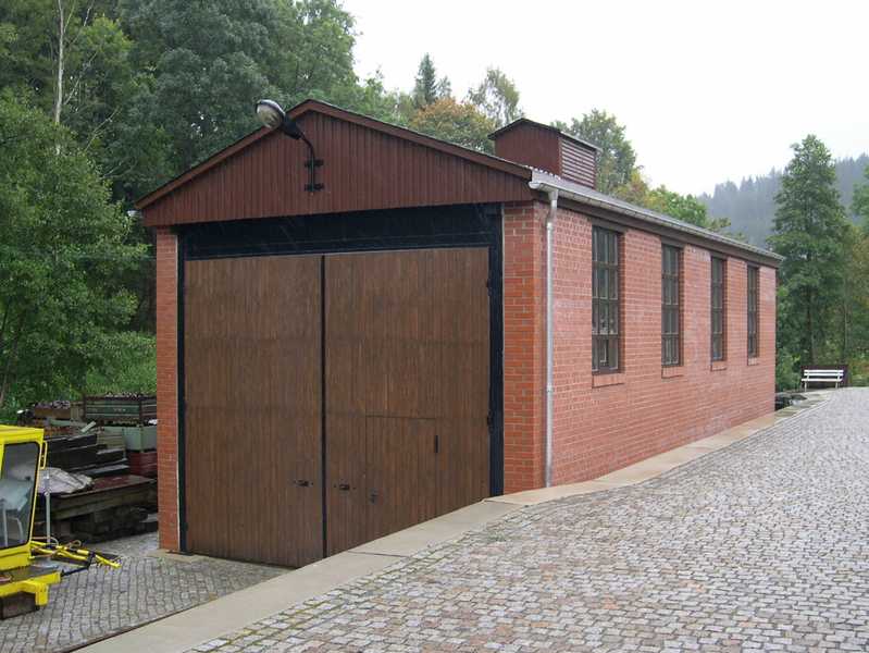 Die Fahrzeughalle in Schmalzgrube dient zumeist der Abstellung von Baufahrzeugen und der Lagerung von Gleisbaumaterial.