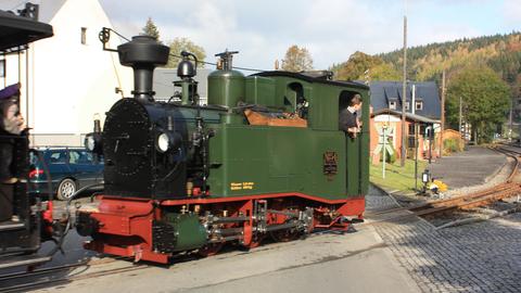 Am letzten der drei HerbstDampf-Wochenenden ging es noch einmal sonnig zu, als die I K Nr. 54 in den Bahnhof Schmalzgrube einfährt.
