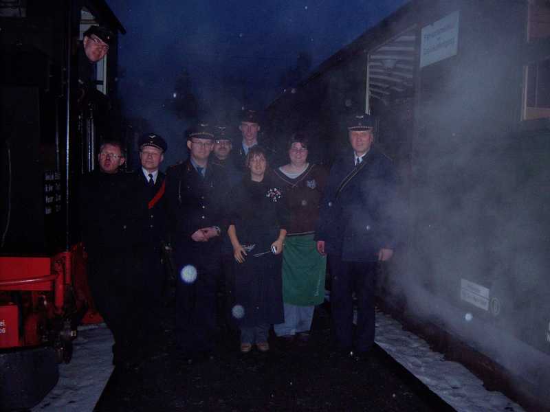 Unser Lok- und Zugpersonal der letzten beiden Züge des Jahres 2009 bei einem kurzen Foto in Schmalzgrube.