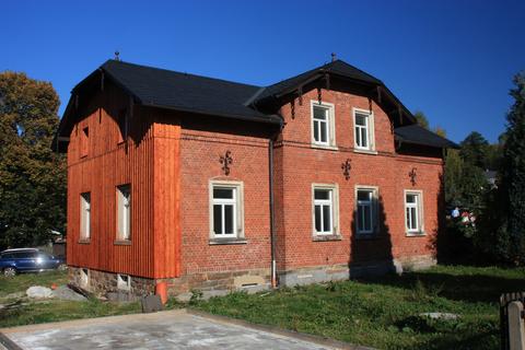 Außenansicht des Wohnhauses am Bahnhof Steinbach.
