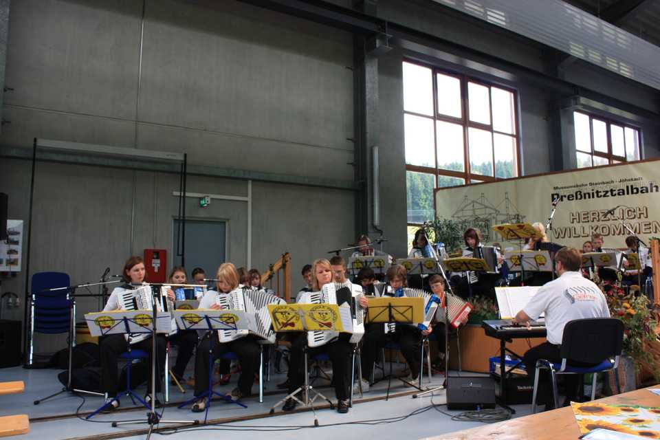 Kulturerlebnis in der Ausstellungs- und Fahrzeughalle - das Akkordeon-Orchester aus Gelenau spielte auf.