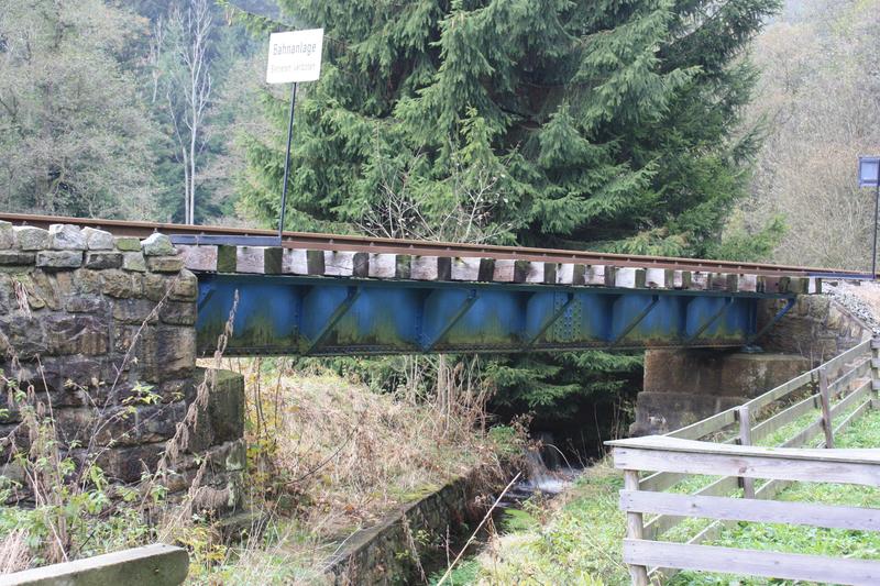 Eine Ansicht vom genieteten Trägerbauwerk der Brücke am Forellenhof, das noch bis zum Frühjahr 2010 genutzt wird.