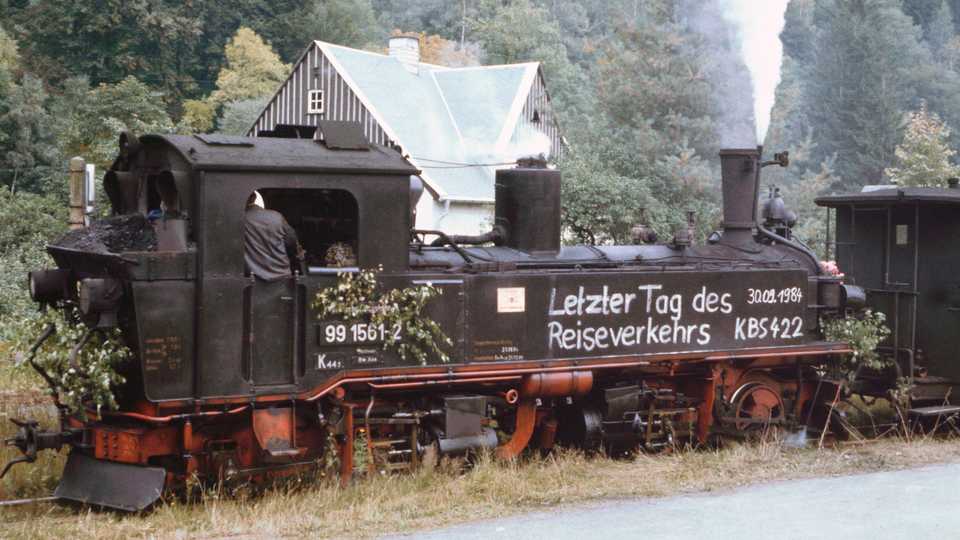 Die IV K 99 1561-2 hatte (wieder einmal) die zweifelhafte Ehre, ein Kapitel Eisenbahngeschichte zu beenden. Sie hatte am 30. September Dienst auf der Strecke und war mit der Anschrift „Letzter Tag des Reiseverkehrs KBS 422“ verziert.