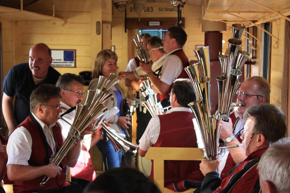 Abreise der Steinbacher Schalmeienmusiker von der Fahrzeughalle mit dem Zug, wobei im Zug natürlich weiter musiziert wurde.