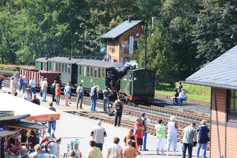 Die Ankunft des Zuges in Steinbach wird von unzähligen Eisenbahnfreunden beobachtet.
