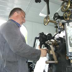 Vorbereitung der Lok zum Anheizen, Lokführer Frank Reißig überprüft und reinigt die Wasserstände.