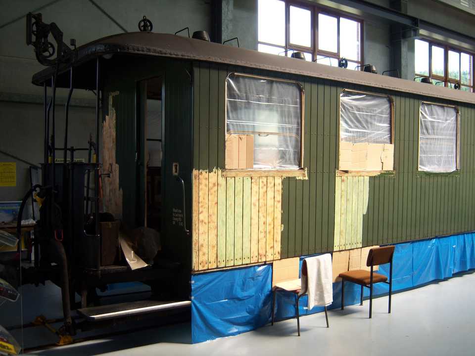 Farbausbesserungen an der Holzverkleidung von Wagen 970-402.