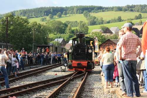 Die I K Nr. 54 startet in Steinbach unter großer Anteilnahme der Bevölkerung und von angereisten Eisenbahnfreunden.
