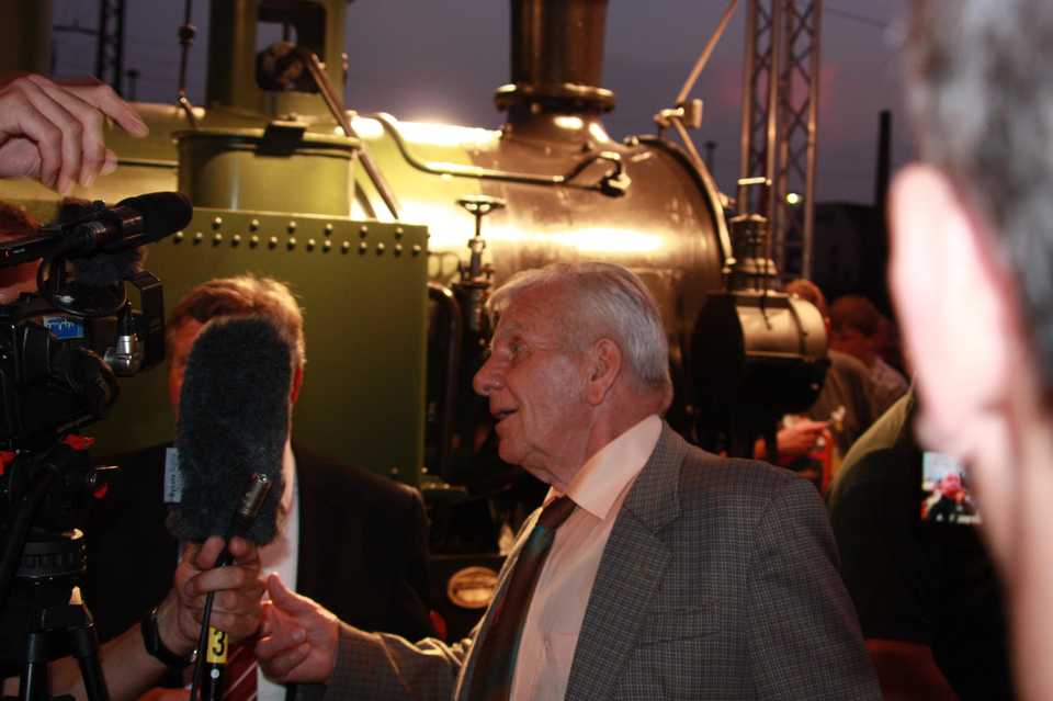 Der 82jährige Werner Köhler, letzter Lokführer einer der 44 originalen I K-Lokomotiven, war auch am Tag der Taufe der IK Nr.54 gern gesehener Interviewpartner.