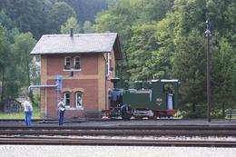Gegen 16.30 Uhr traf IK Nr. 54 auf dem Tieflader aus Meiningen kommend in Steinbach ein und wurde mit der Diesellok ans Wasserhaus gestellt.