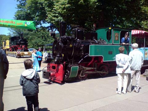 Direkt am Bahnübergang repräsentierten die ‘Viere-K’ und der Infostand den Hartmannschen Lokomotivbau und unseren Verein, während die „Henschel“ der Parkbahn ihre Runden dreht.