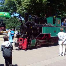 Direkt am Bahnübergang repräsentierten die ‘Viere-K’ und der Infostand den Hartmannschen Lokomotivbau und unseren Verein, während die „Henschel“ der Parkbahn ihre Runden dreht.