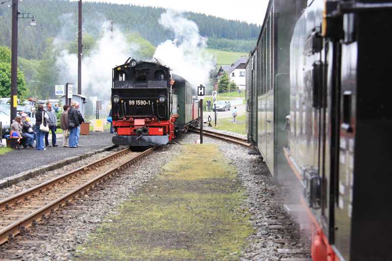 Zu Pfingsten ist auch immer der Bahnhof Schlössel Kreuzungspunkt von Zügen und Umsteigestation von Fahrgästen von und zur Ausstellungs- und Fahrzeughalle.