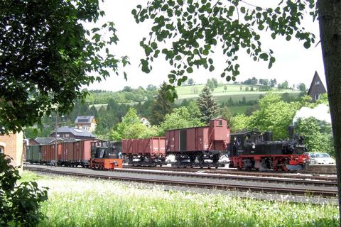 Während der Nahgüterzug mit der IV K gerade den Bahnhof Steinbach erreicht hat, steht die Ns4 mit ihren Güterwagen zur Anschlussbedienung bereit.