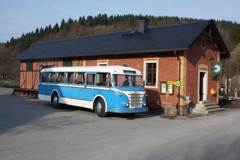 Mit diesem historischen H6-Bus wird der „Schienenersatzverkehr“ zwischen Wolkenstein und Steinbach realisiert. | 10.04.2009 | Foto: Jörg Müller Mit diesem historischen H6-Bus wird der „Schienenersatzverkehr“ zwischen Wolkenstein und Steinbach realisiert.