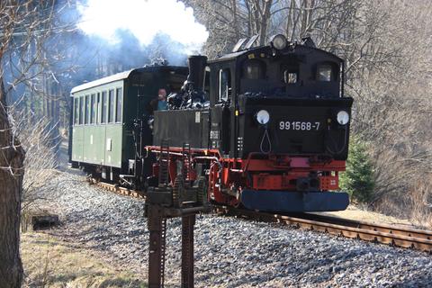 Talwärts fahrender Zug kurz vor dem Bahnhof Schlössel. | 11.04.2009 | Foto: Jörg Müller Talwärts fahrender Zug kurz vor dem Bahnhof Schlössel.