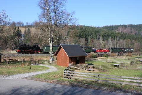 99 1715-4 mit Zug am Haltepunkt Forellenhof. Mit dabei erstmals in dieser Saison der Aussichtswagen. | 11.04.2009 | Foto: Jörg Müller 99 1715-4 mit Zug am Haltepunkt Forellenhof. Mit dabei erstmals in dieser Saison der Aussichtswagen.