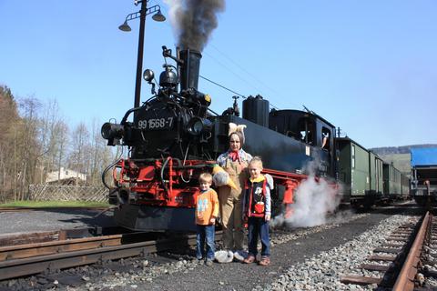 Das obligatorische Foto mit Arno und Sebastian und Osterhäsin vor der Dampflok. | 11.04.2009 | Foto: Jörg Müller Das obligatorische Foto mit Arno und Sebastian und Osterhäsin vor der Dampflok.