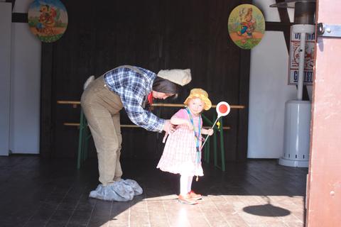 Bevor das Kind auf Ostereisuche geschickt werden kann, muß erst der Rock richtig zugebunden werden. | 11.04.2009 | Foto: Jörg Müller Bevor das Kind auf Ostereisuche geschickt werden kann, muß erst der Rock richtig zugebunden werden.