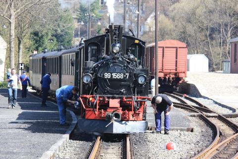 Kurzer Check an der Lok während auf den Gegenzug gewartet wird. | 11.04.2009 | Foto: Jörg Müller Kurzer Check an der Lok während auf den Gegenzug gewartet wird.