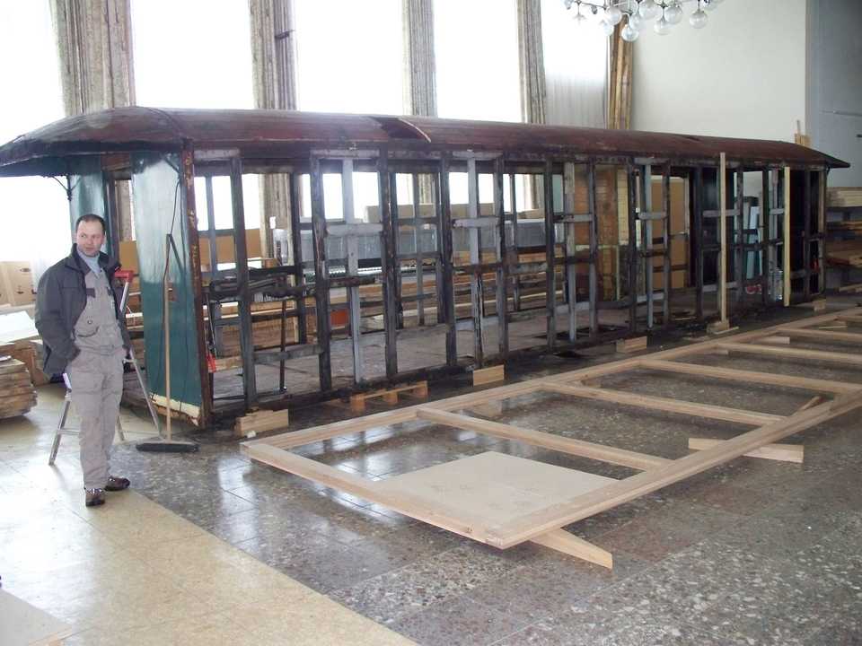 Neben dem alten Wagenkasten liegt bereits der neue Kastenunterbau in der Tischlerei in Zwönitz.