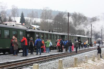 Fahrgastwechsel nach der Ankunft des Zuges in Steinbach.