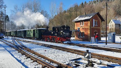 Blauer Himmel, schneebedeckte Landschaft und ein dampflokgeführter Zug im Bahnhof Steinbach, was will das Herz mehr.