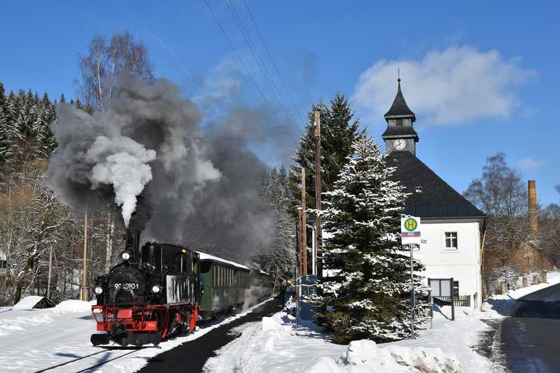Abfahrbereiter Zug am Bahnsteig in Schlössel.