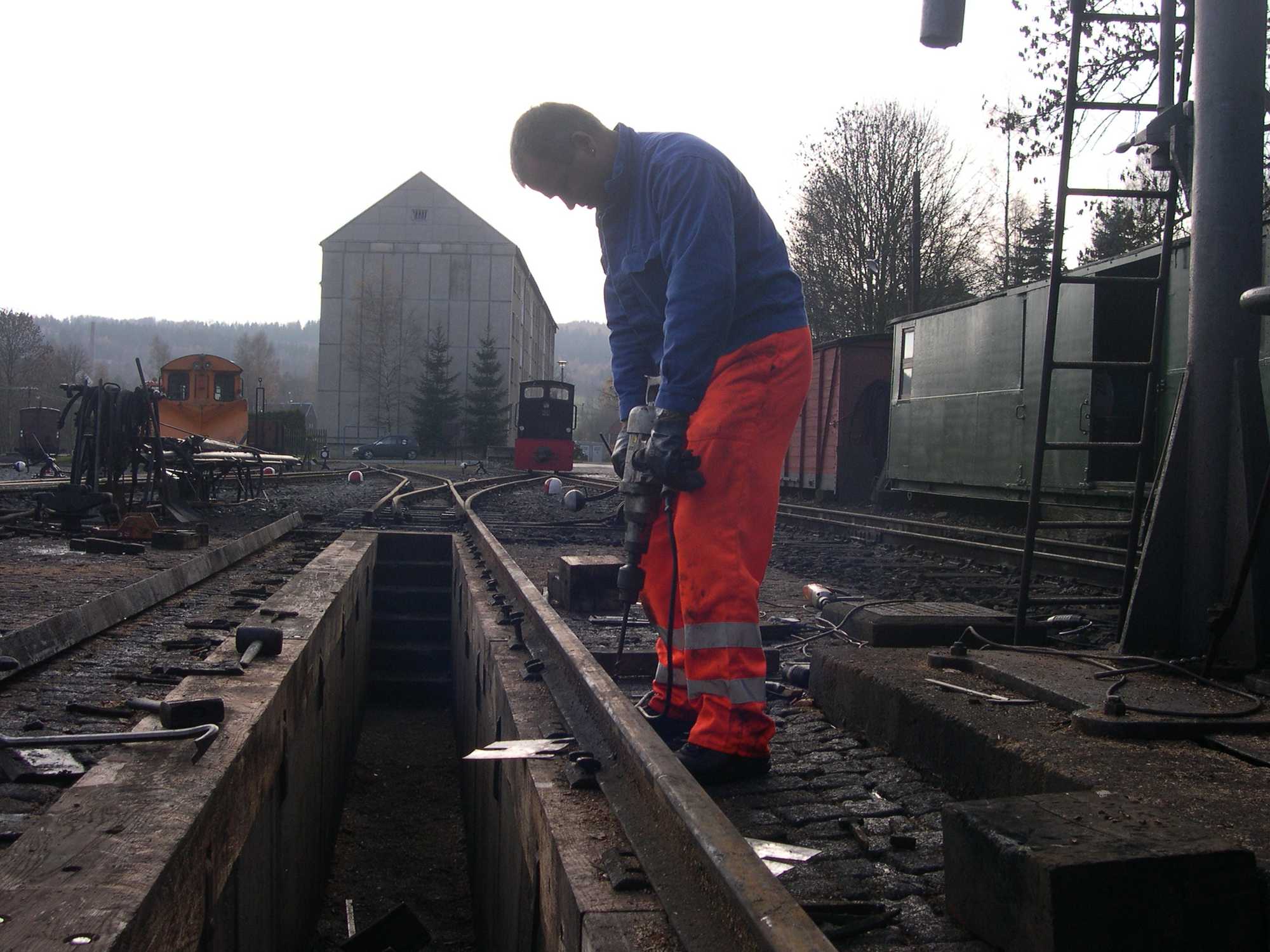 Auch wenn die Schienen auf dem Kanal in original sächsischer Nagelbauform befestigt werden, müssen die Nagellöcher im Hartholz vorgebohrt werden, um ein Spalten des Balkens zu verhindern.