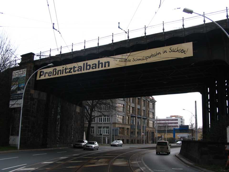 Das ist der neue Schriftzug: Preßnitztalbahn Die schönste Schmalspurbahn in Sachsen“