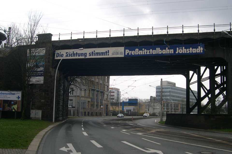 Seit April 2000 schmückt diese Werbetafel die Beckerbrücke über der Annaberger Straße in Chemnitz.