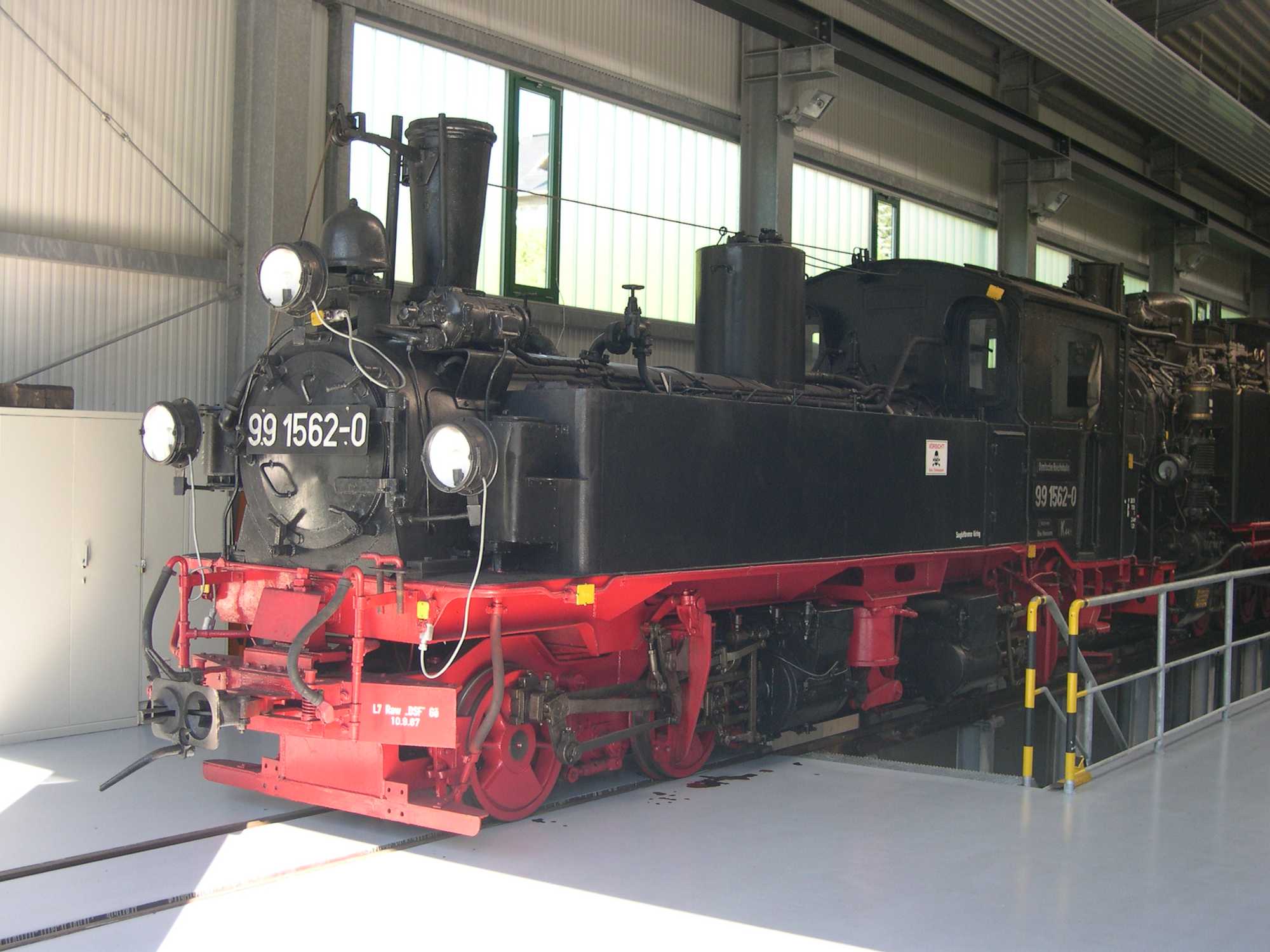 Nachdem sie bereits vom 5. bis 7. September auf dem Stand der Preßnitztalbahn beim Tag der Sachsen in Grimma zu sehen war, ist 99 1562-0 seit dem 8. September wieder einmal zu Gast auf den Gleisen der Museumsbahn.