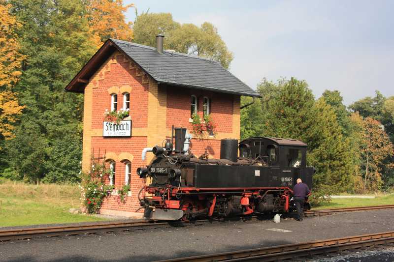 Ein Bild wie aus früheren Zeiten, die langjährige Stammlok der „alten“ Preßnitztalbahn als Gast zum großen IV K-Treffen wieder einmal am Wasserhaus in Steinbach.
