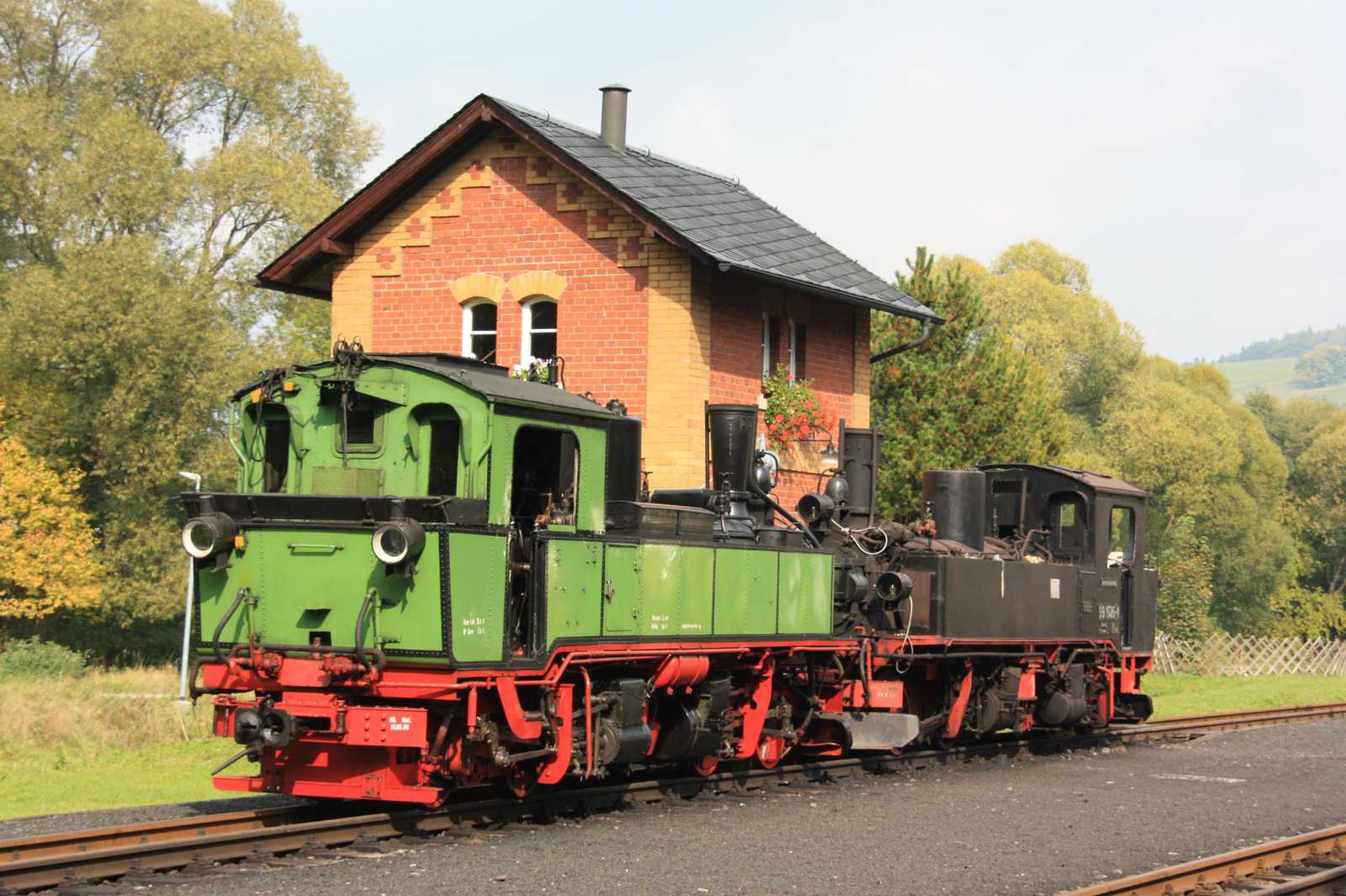 Ein ungewöhnlicher Anblick - zwei IV K mit Rauchkammer zueinander. IV K 99 1585 aus Schönheide und die „gedrehte“ IV K 99 1539 („132“) der Traditionsbahn Radebeul am Wasserhaus Steinbach.