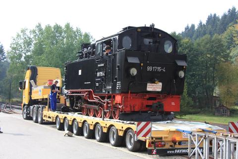 Während sich auf der Preßnitztalbahn insgesamt 14 Lokomotiven der Gattung IV K treffen, ist VI K 99 1715-4 zum Gastaufenthalt auf der Museumsbahn Schönheide ausgeliehen, um dort bei Abwesenheit der eigentlichen Betriebslok 99 516 den Fahrbetrieb zu übernehmen.