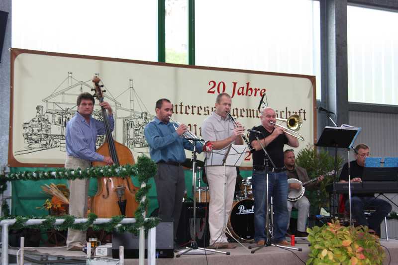 In der Ausstellungs- und Fahrzeughalle bot am Samstag eine tschechische Jazz-Band ein abwechslungsreiches Programm.
