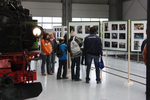 In der Fahrzeughalle stand neben der „grünen“ IV K 99 1539 eine interessante Fotoausstellung zu Menschen, die mit der Preßnitztalbahn in enger Beziehung stehen.