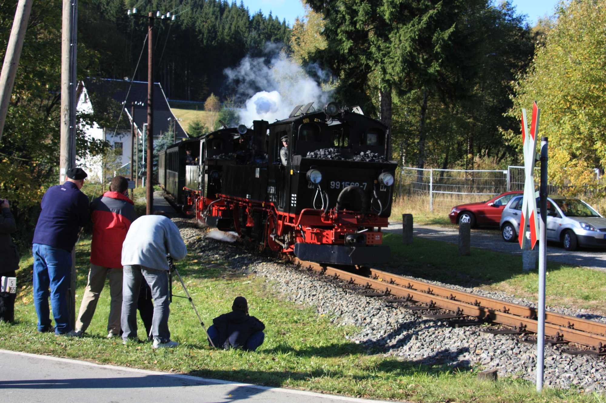Einfahrt eines Zuges mit Vorspann-IV K in den Bahnhof Schmalzgrube.
