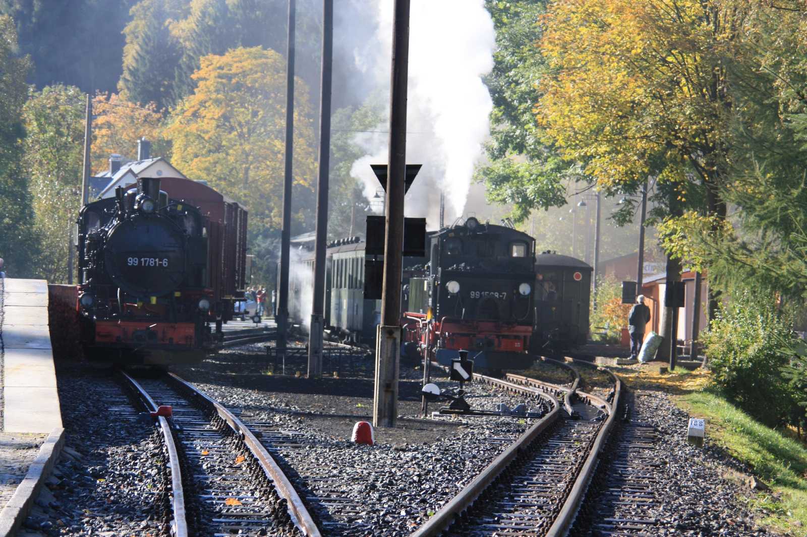 Der Zug mit IV K im Doppelpack verlässt den Bahnhof Schmalzgrube, während VII K 99 1781 auf Gleis 3 vor ihrem Güterzug wartet.