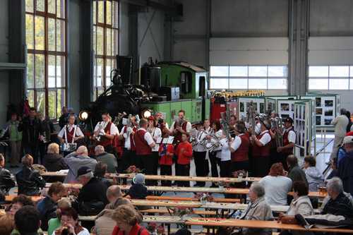 Am Sonntag-Nachmittag unterhielt das Steinbacher Schalmeienorchester das Publikum in der Ausstellungs- und Fahrzeughalle.