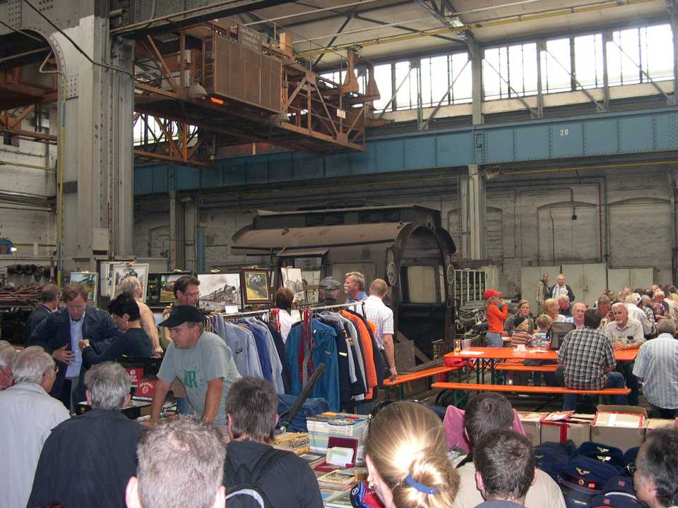 In der Werkhalle des Meininger Dampflokwerkes waren unzählige Verkaufsstände mit Eisenbahn- und Modellbahnartikeln aufgebaut.