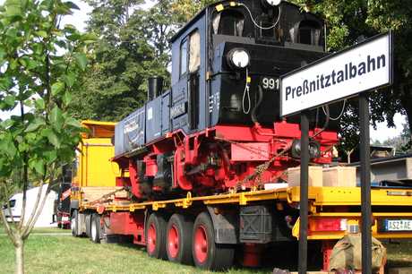 In Verbindung mit dem Stationsschild „Preßnitztalbahn“ gab 99 1562-0 eine gute Kulisse für den Informationsstand der Museumsbahn beim Tag der Sachsen.
