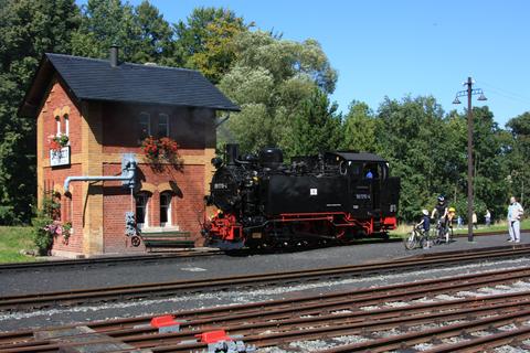 Die VI K 99 1715-4 fuhr zum Löschen des Durstes an das Wasserhaus im Bahnhof Steinbach.